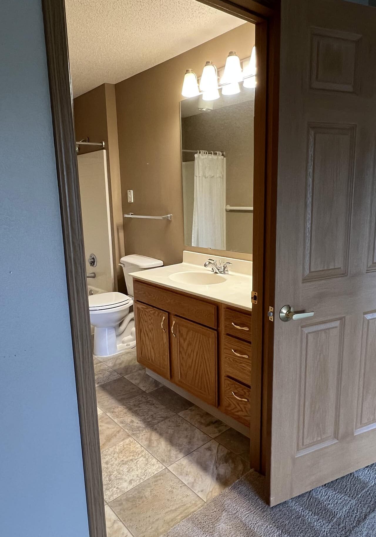 cardinal-pointe-robin-bathroom