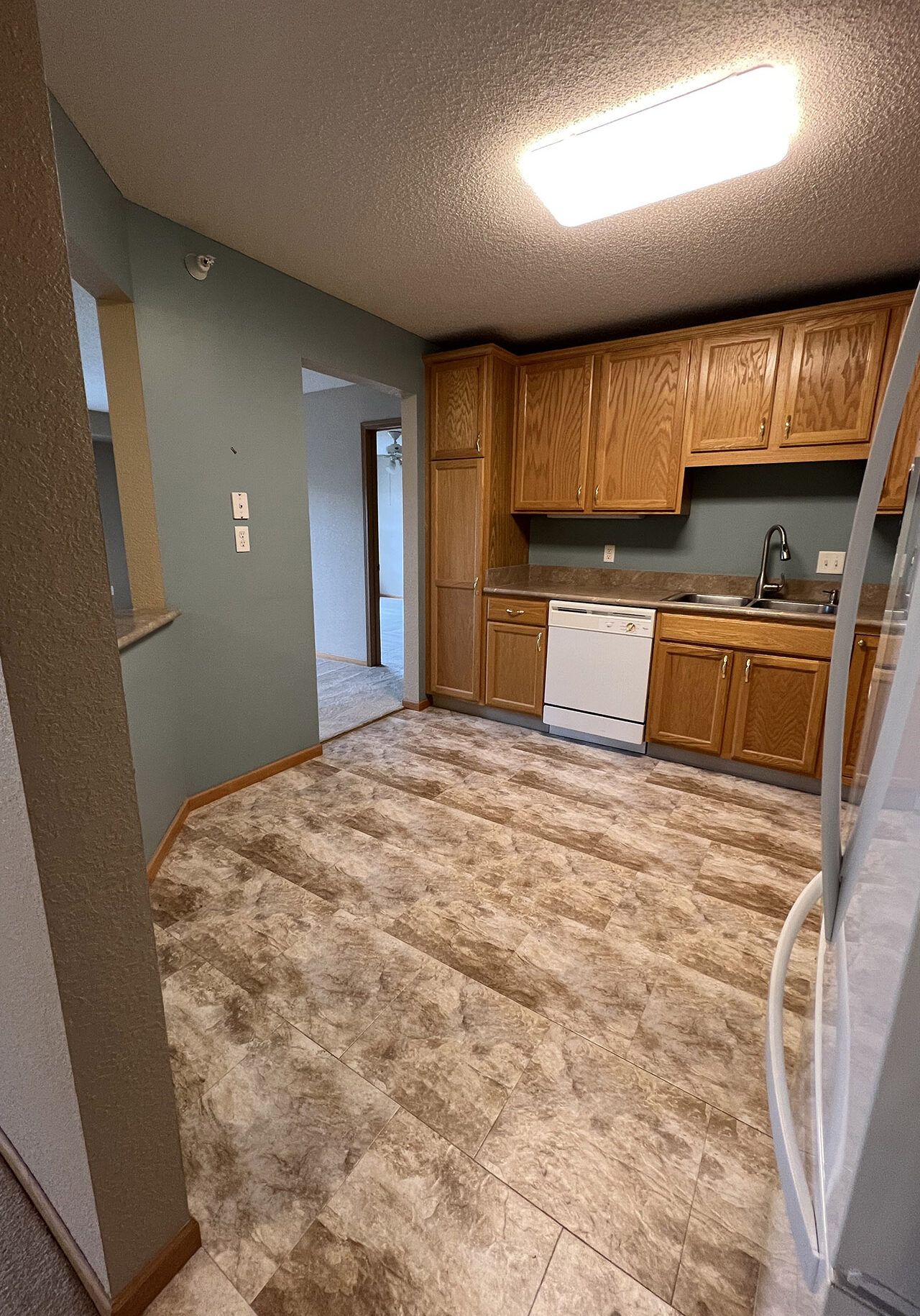 cardinal-pointe-robin-kitchen1